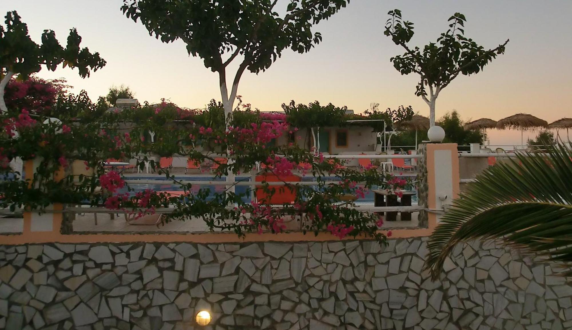 Santorini Camping & Hostel Фира Екстериор снимка